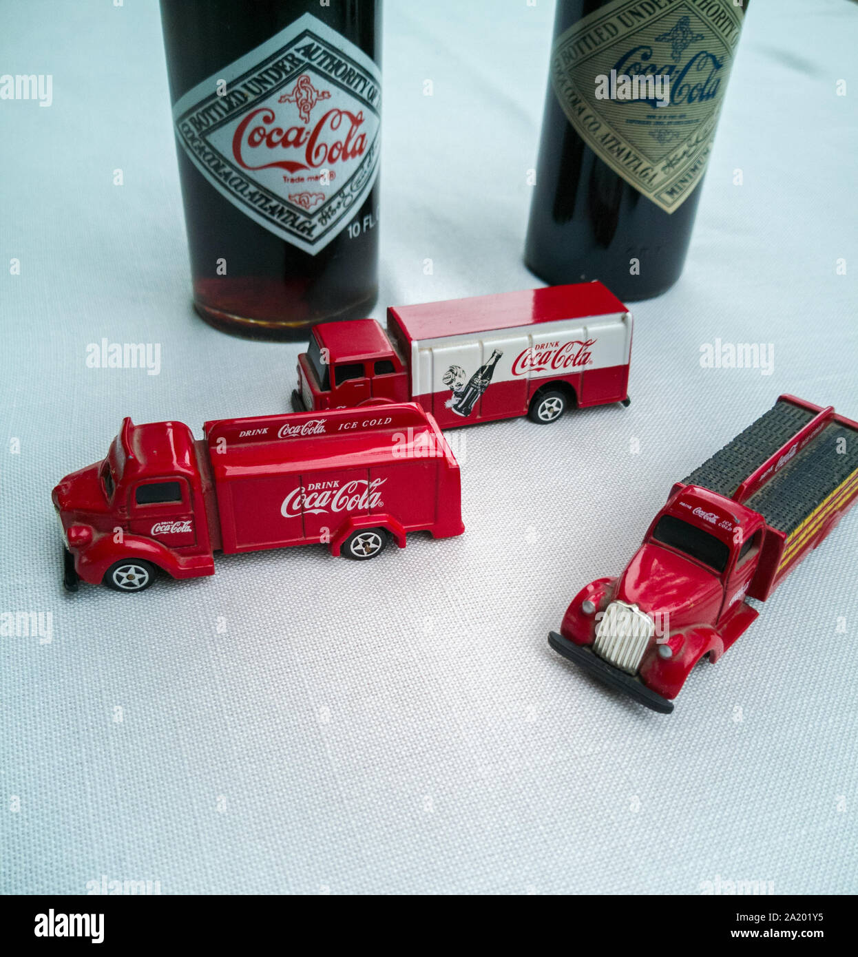 Un vintage foto de los viejos camiones y botellas Foto de stock