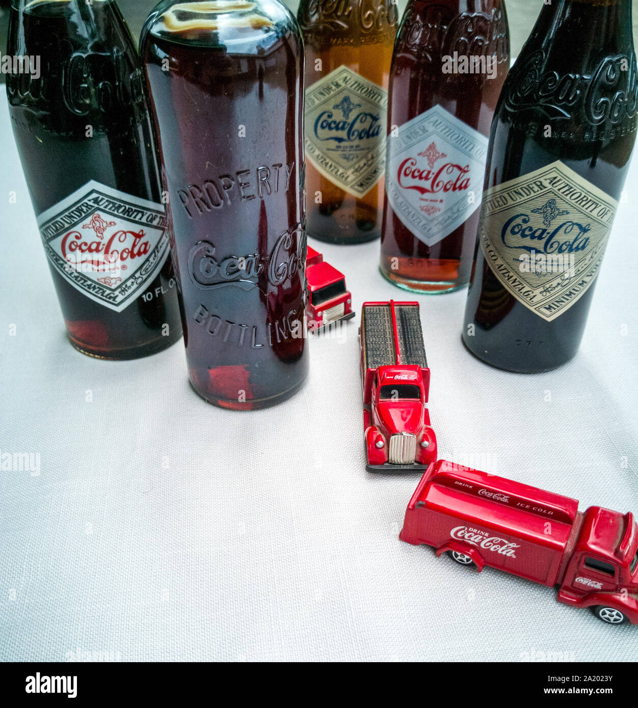 Un vintage foto de los viejos camiones y botellas Foto de stock