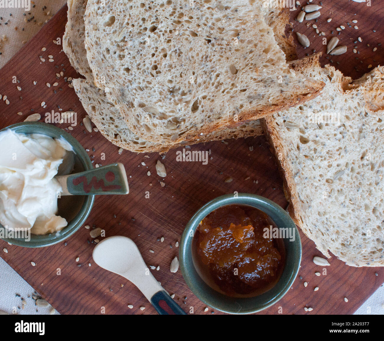 Un saludable desayuno con pan casero, queso untable y mermelada de calabaza  Fotografía de stock - Alamy