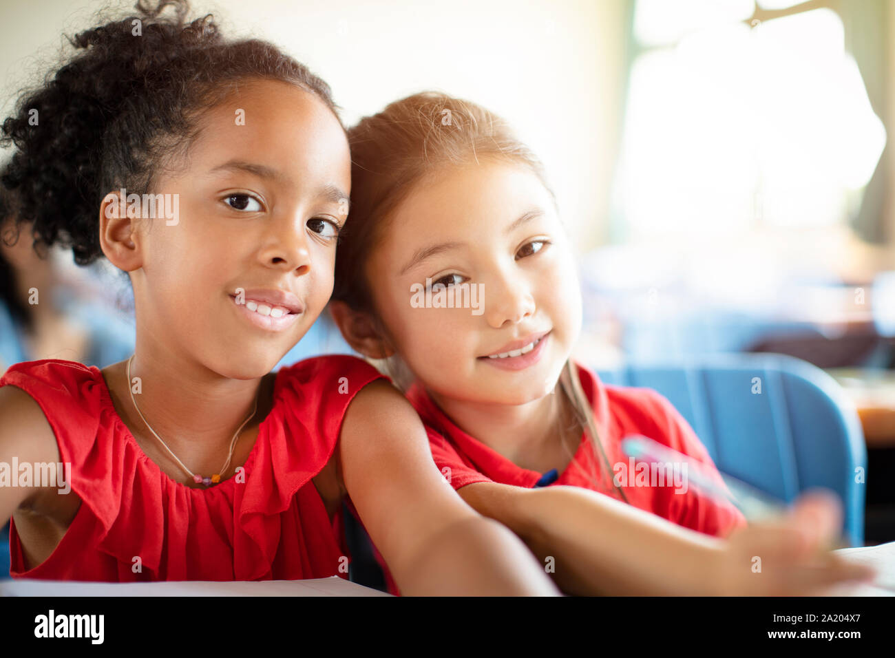 Niños de escuela primaria sonriente en el aula Foto de stock
