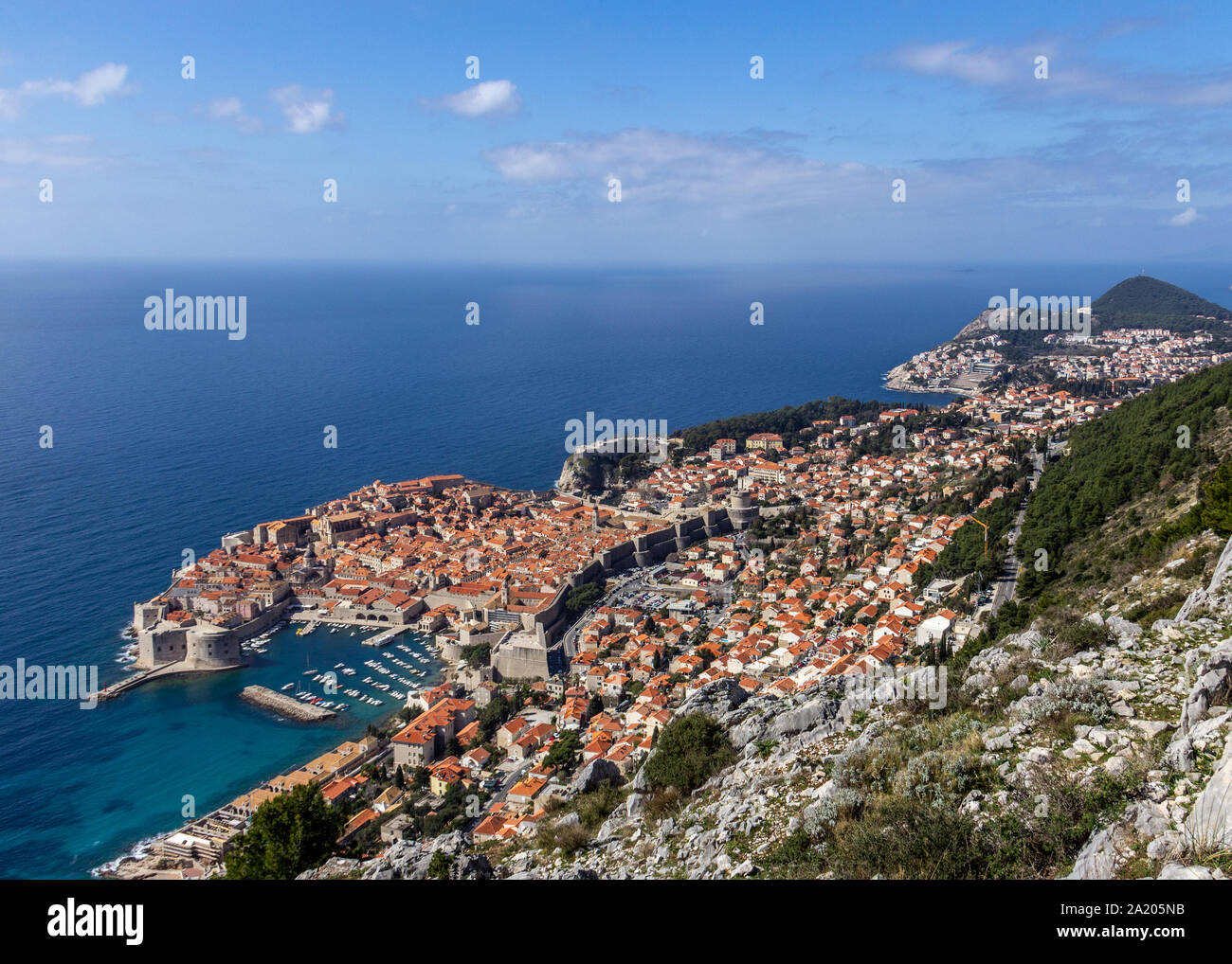 Vista de la ciudad vieja de Dubrovnik desde un mirador elevado por encima del nivel del mar Foto de stock