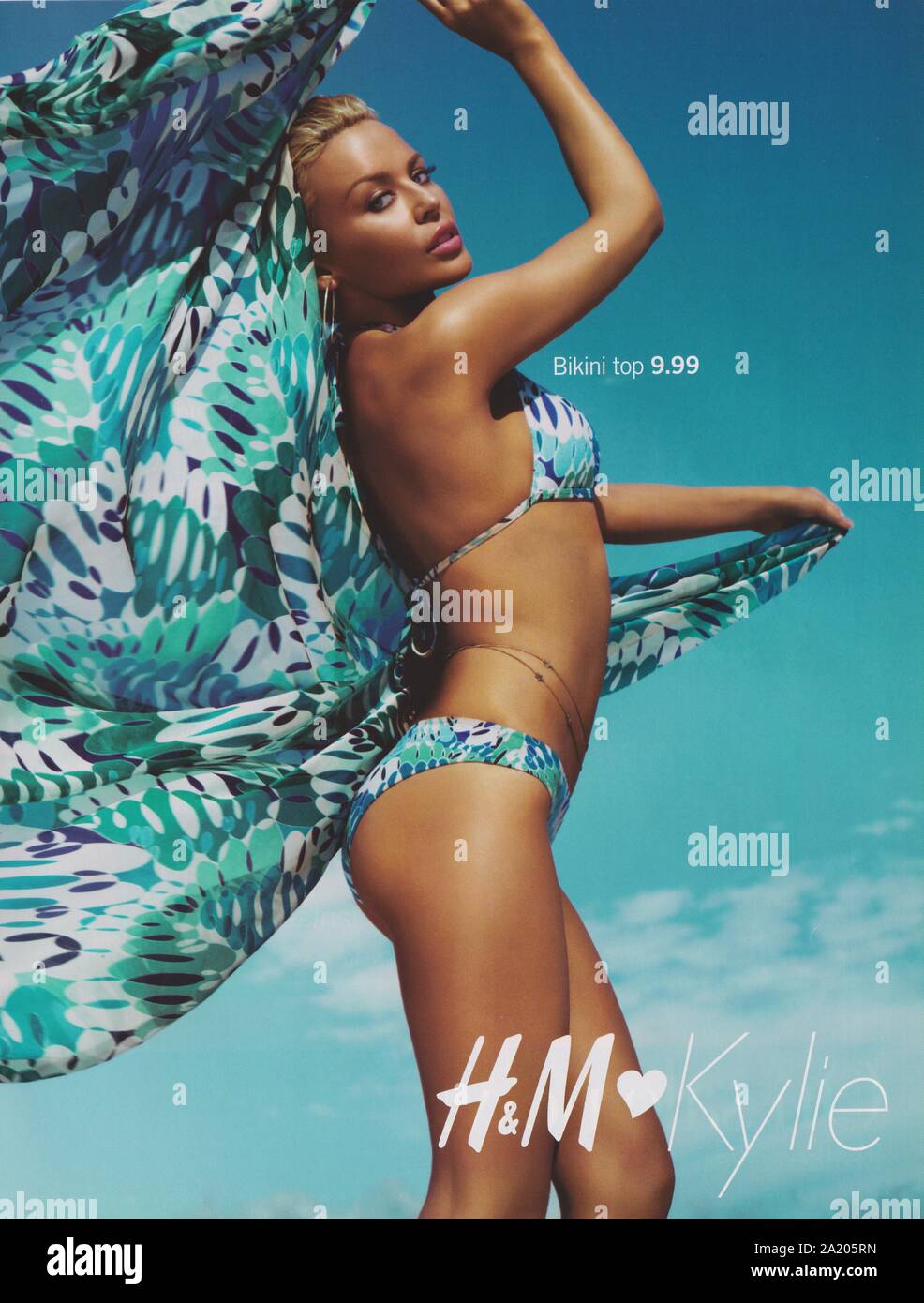 Cartel de publicidad H&M casa de la moda con Kylie Minogue en la revista de  papel de 2007, publicidad, creativo Hennes & Mauritz 2000s anuncio  Fotografía de stock - Alamy