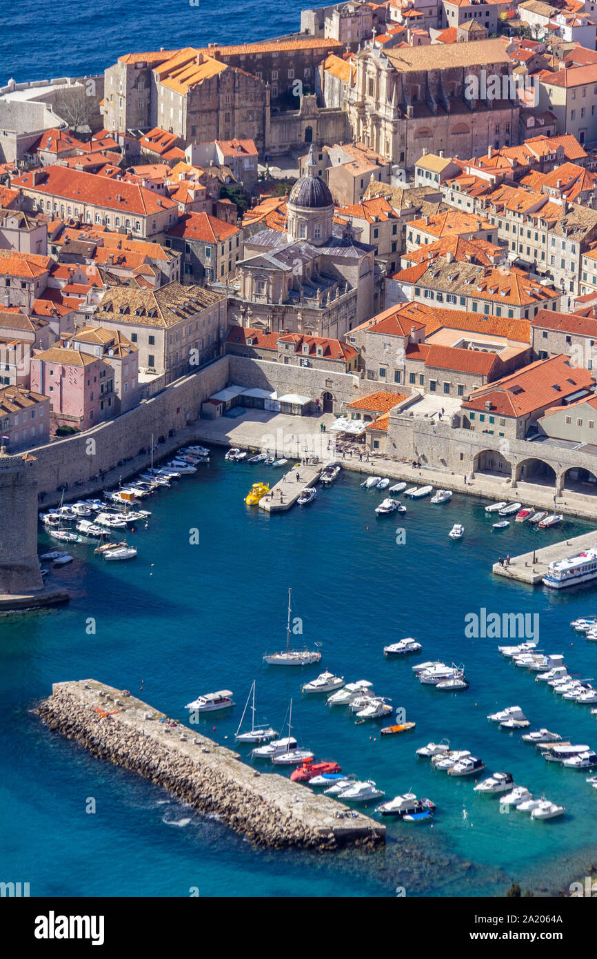 Vista de la ciudad vieja de Dubrovnik desde un mirador elevado por encima del nivel del mar Foto de stock
