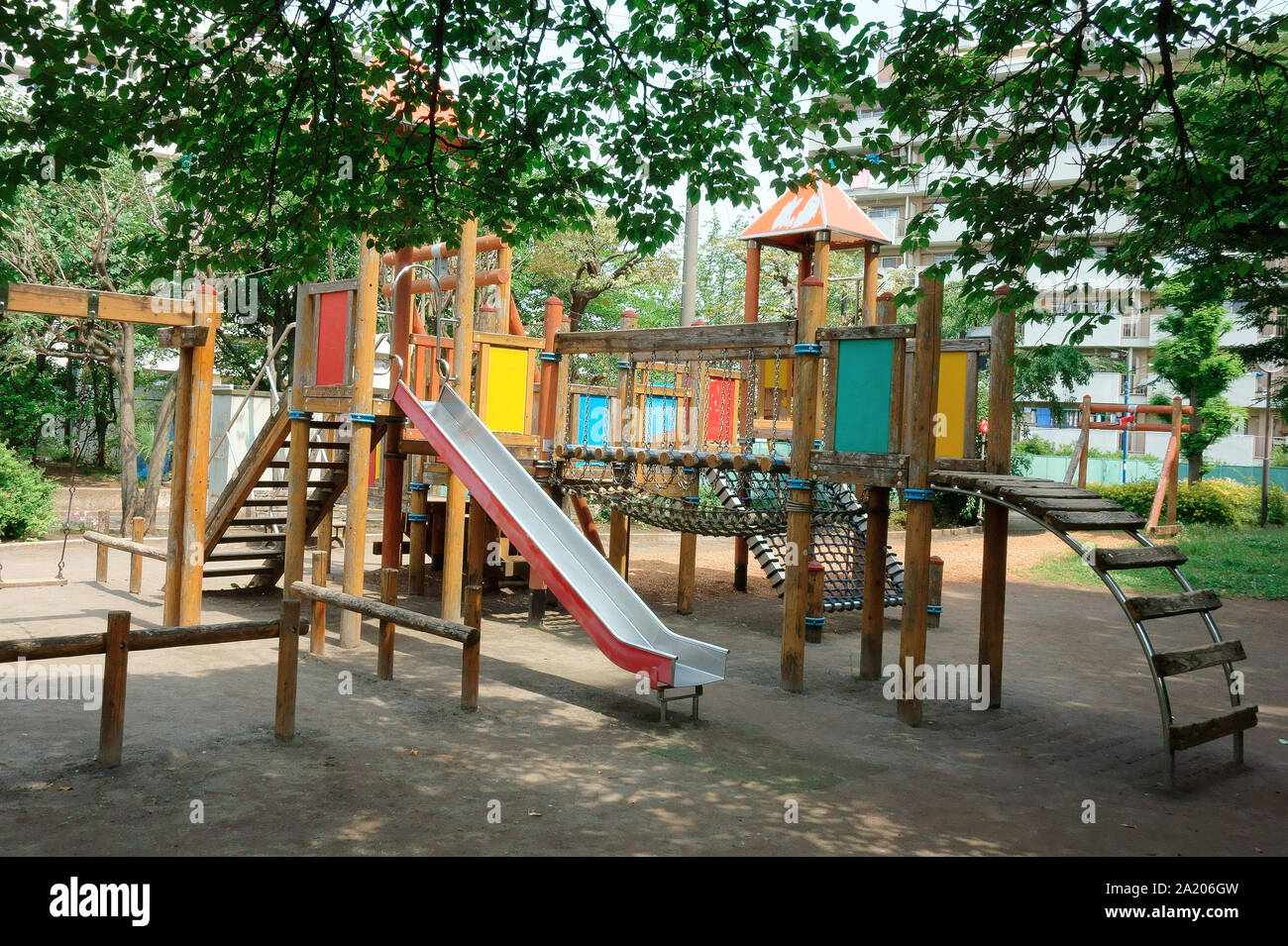Urbano parque de juegos para niños Instalaciones Fotografía de stock - Alamy