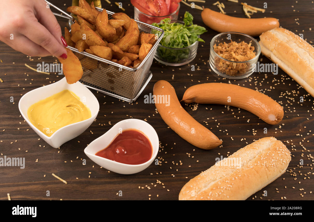Cuñas de papas fritas a remojo en mostaza.vista desde arriba Foto de stock