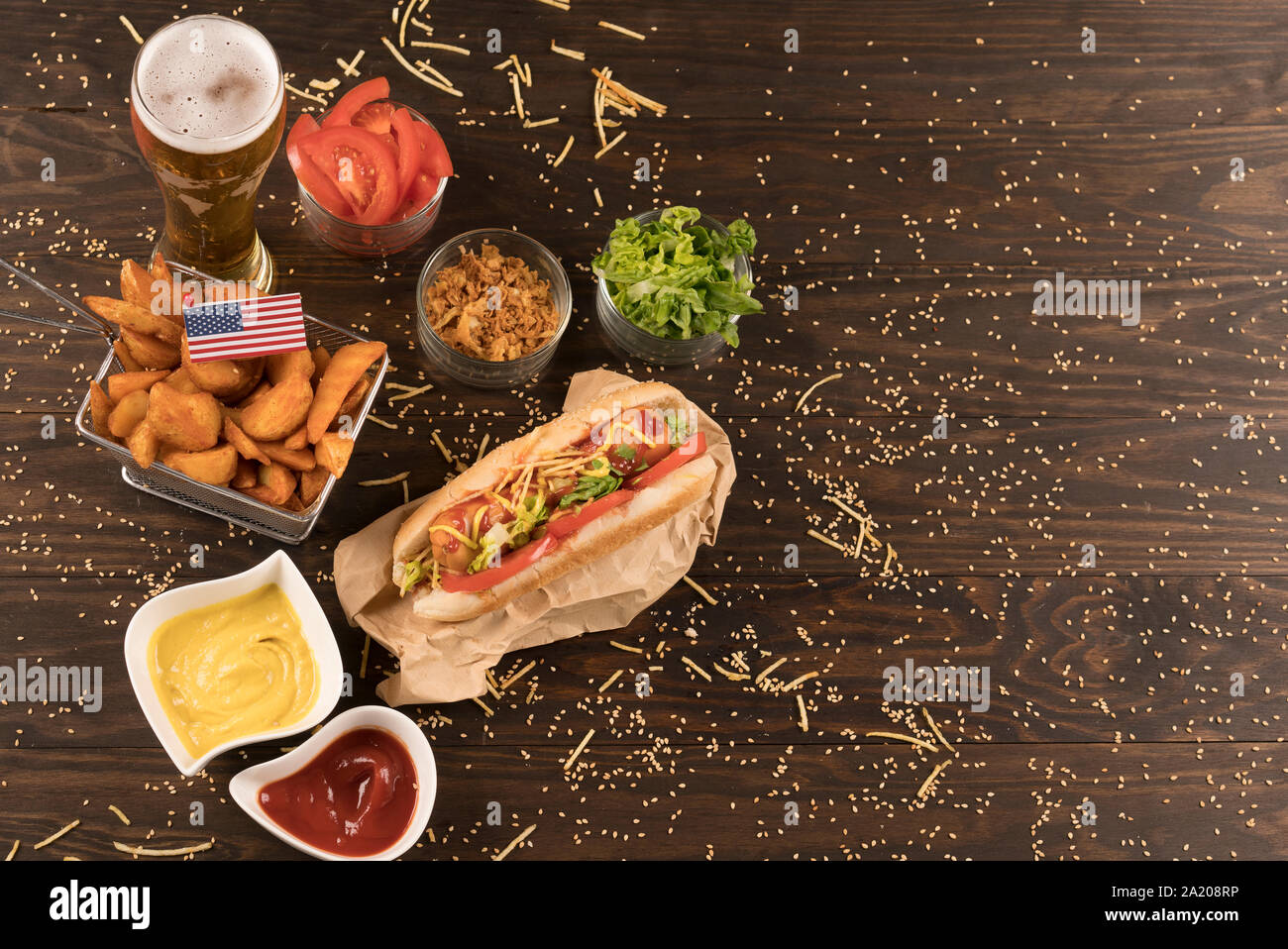 Hot Dog con condimentos, salsas y patatas wedges.View.aboved bandera americana Foto de stock