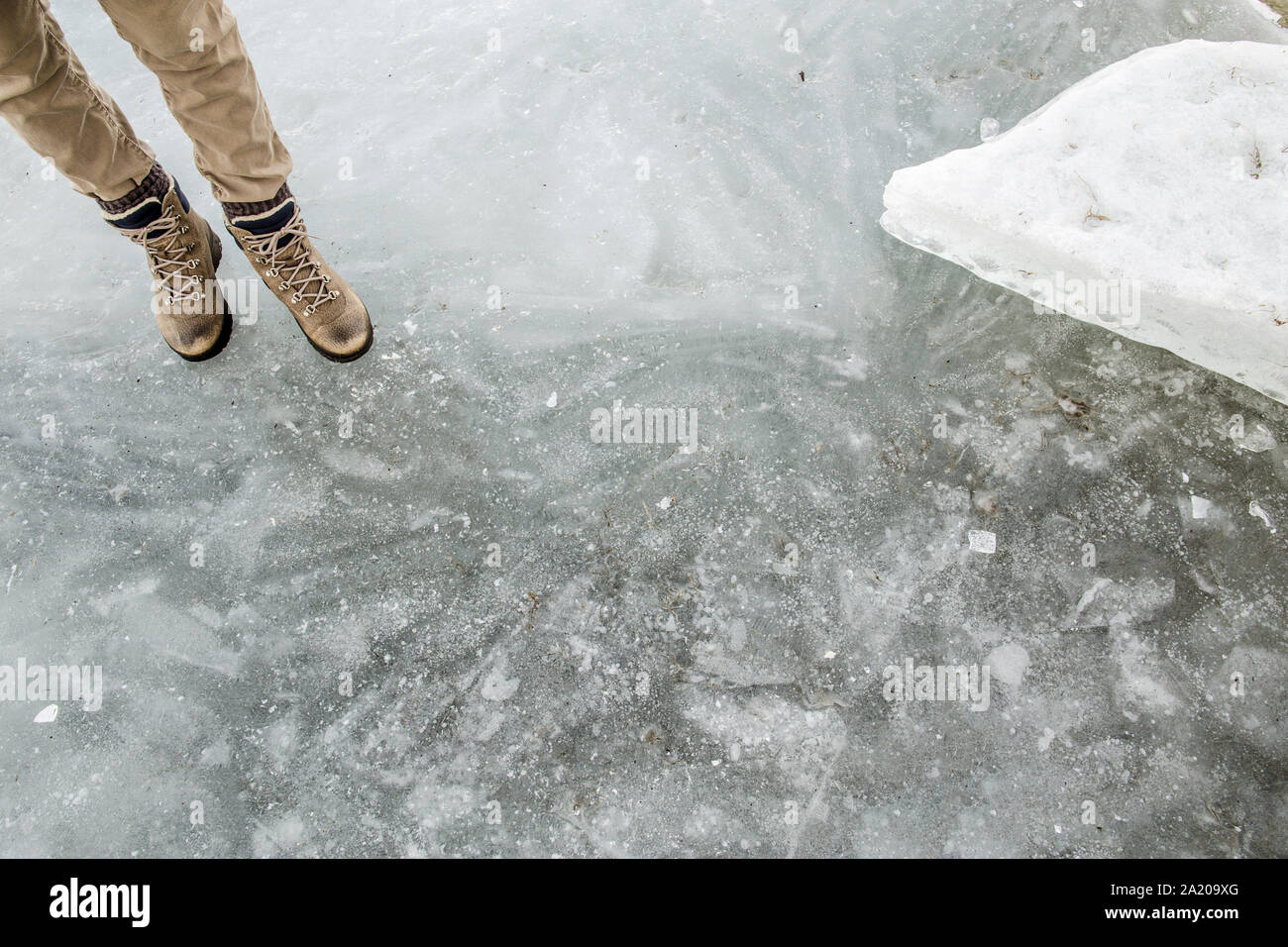 Las piernas de los seres humanos vestidos de botas para caminar sobre el  hielo permanente Fotografía de stock - Alamy