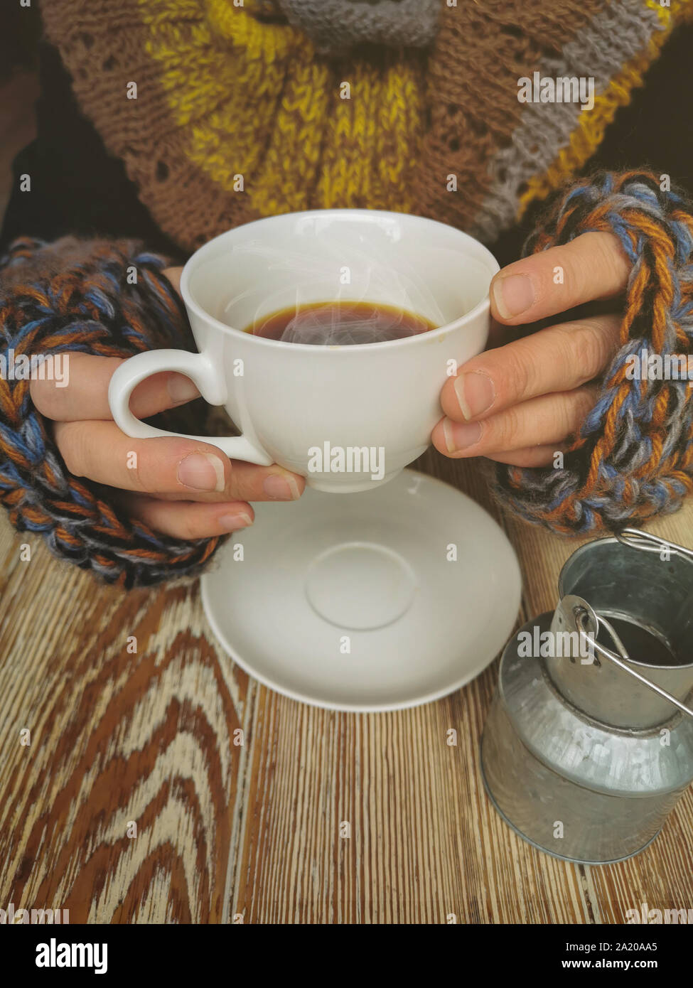 Mujer Manos Sosteniendo Y Mezclando Una Taza De Café Composición