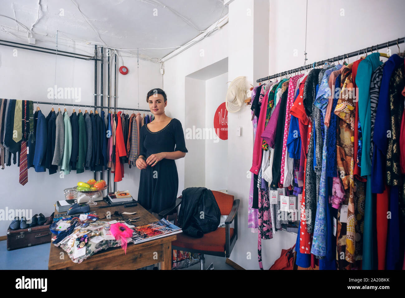 Hermosa tendero, Nolita Vintage tienda ropa Tallin, Estonia. La moda es un mercado de reventa espera que crezca en 2019 Fotografía de stock - Alamy
