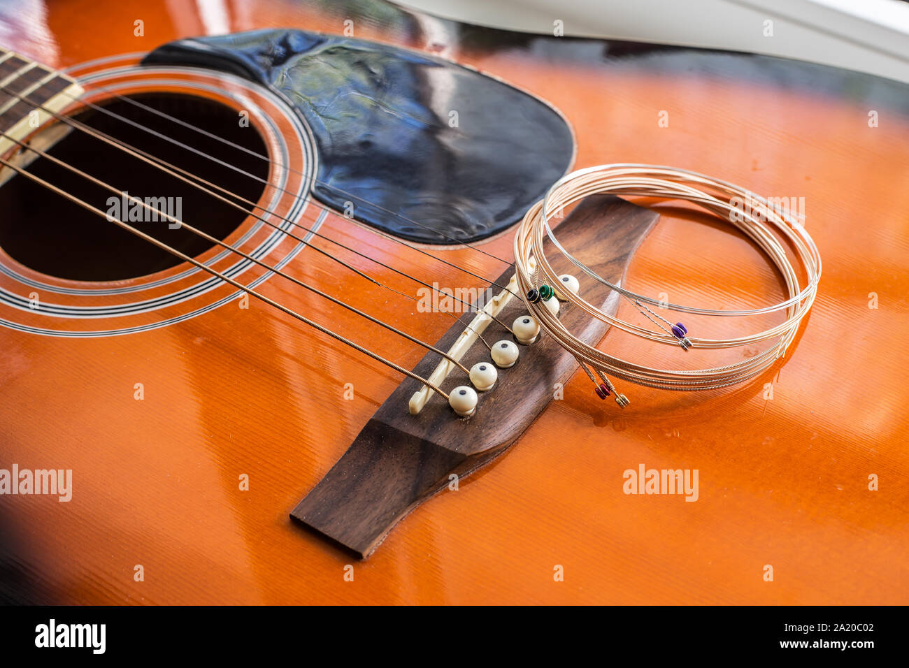 Nuevo poner cuerdas de guitarra en la guitarra acústica listo para  sustitución Fotografía de stock - Alamy