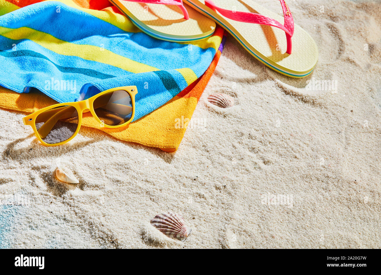 Pintoresca playa de toalla, gafas de sol y chanclas la arena blanca en la costa del sol en verano con espacio de copia Fotografía de stock - Alamy