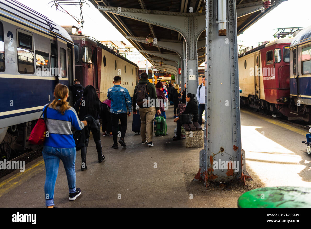 Personas Bajar Del Tren En La Estacion De Ferrocarril Del Norte De Bucarest Gara De Nord En Bucarest Rumania 2019 Fotografia De Stock Alamy