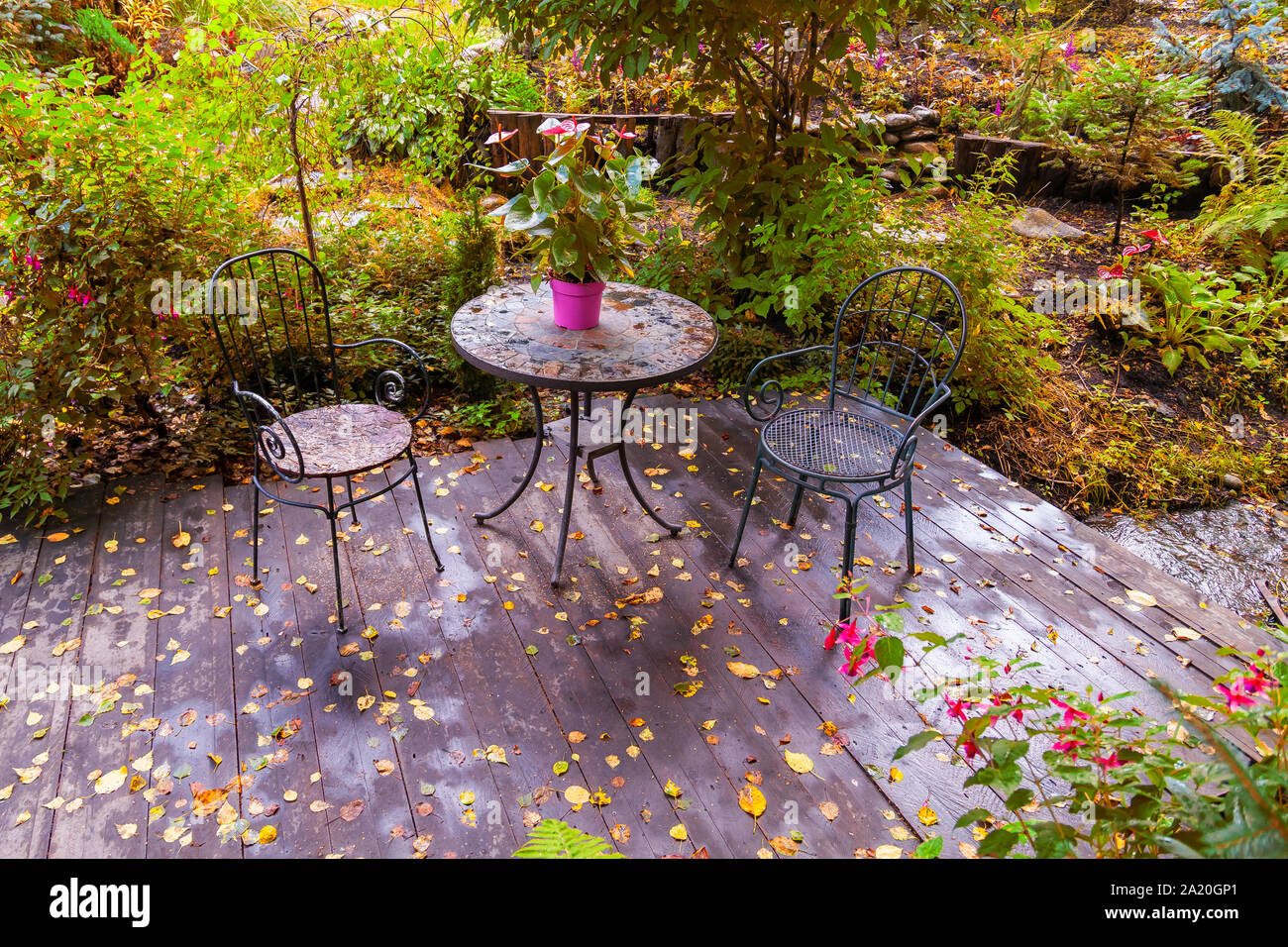 Mesa y sillas en el jardín de la casa de campo Fotografía de stock