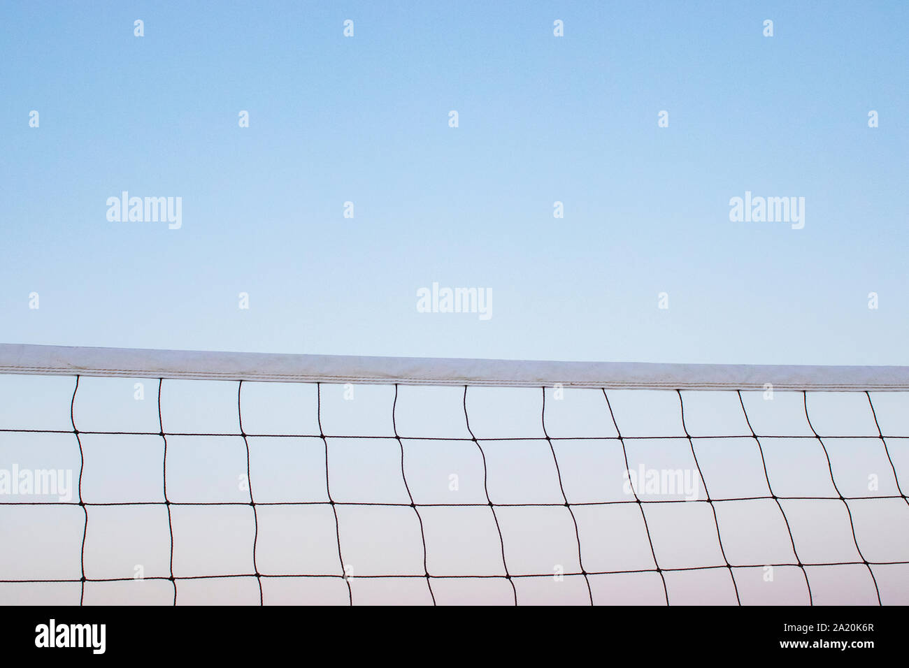 Red de voleibol de playa, vacaciones de verano, el deporte concepto. aislada de fondo del cielo. Foto de stock