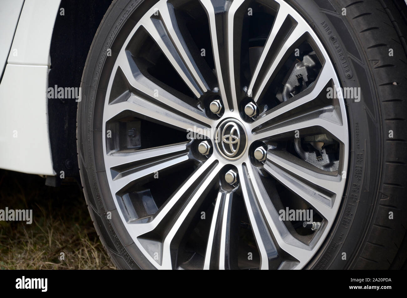 KHARKOV, Ucrania - Agosto 31, 2019: Toyota Corolla rueda con neumáticos  DUNLOP SPORT MAXX neumáticos y llantas de aluminio. Toyota Motor  Corporation es japonés multina Fotografía de stock - Alamy
