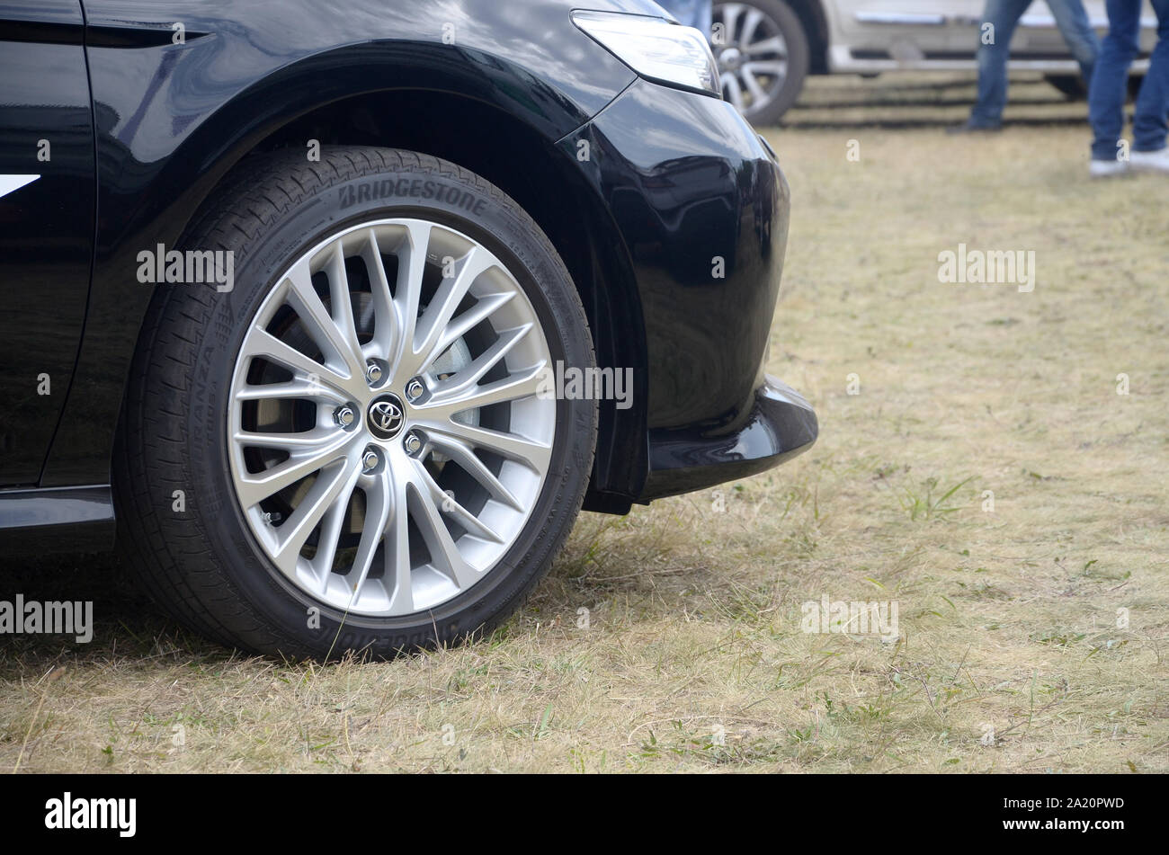 KHARKOV, Ucrania - Agosto 31, 2019: Toyota Corolla rueda con neumáticos  Bridgestone turanza y llantas de aluminio. Toyota Motor Corporation es  japonés multi Fotografía de stock - Alamy