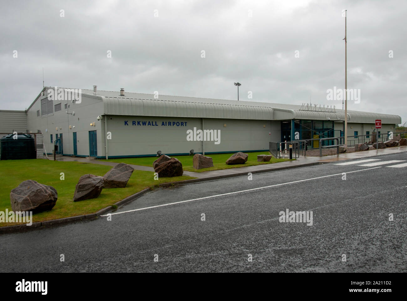 El edificio de la Terminal del Aeropuerto de Kirkwall Gill de Garth Continental Islas Orcadas Scotland Reino Unido vista exterior gris metal revestido de acero de una sola planta t Foto de stock