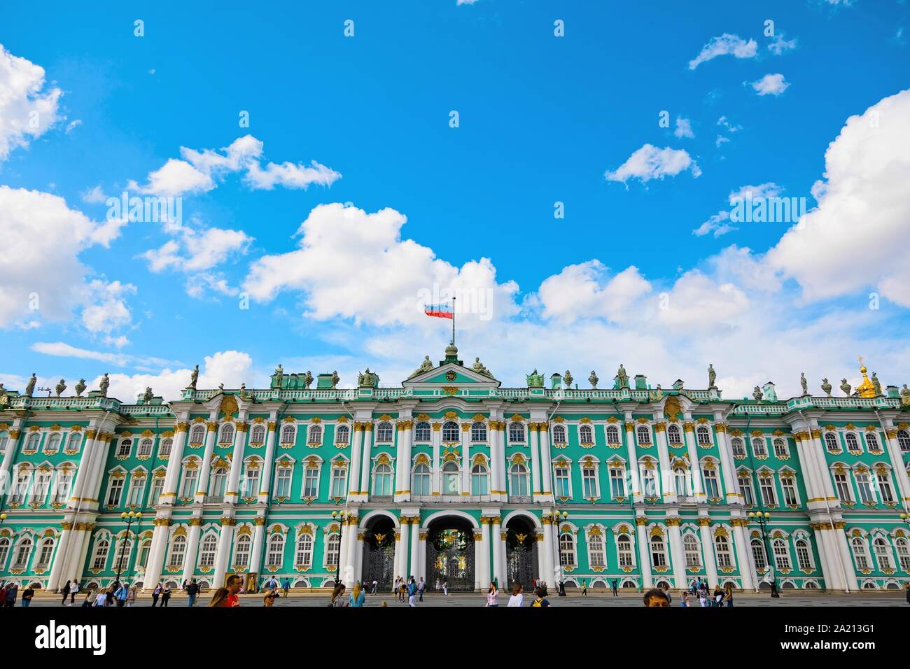 San Petersburgo, Rusia - Julio 8, 2019: Los turistas en el Museo del Hermitage en la plaza del palacio Foto de stock
