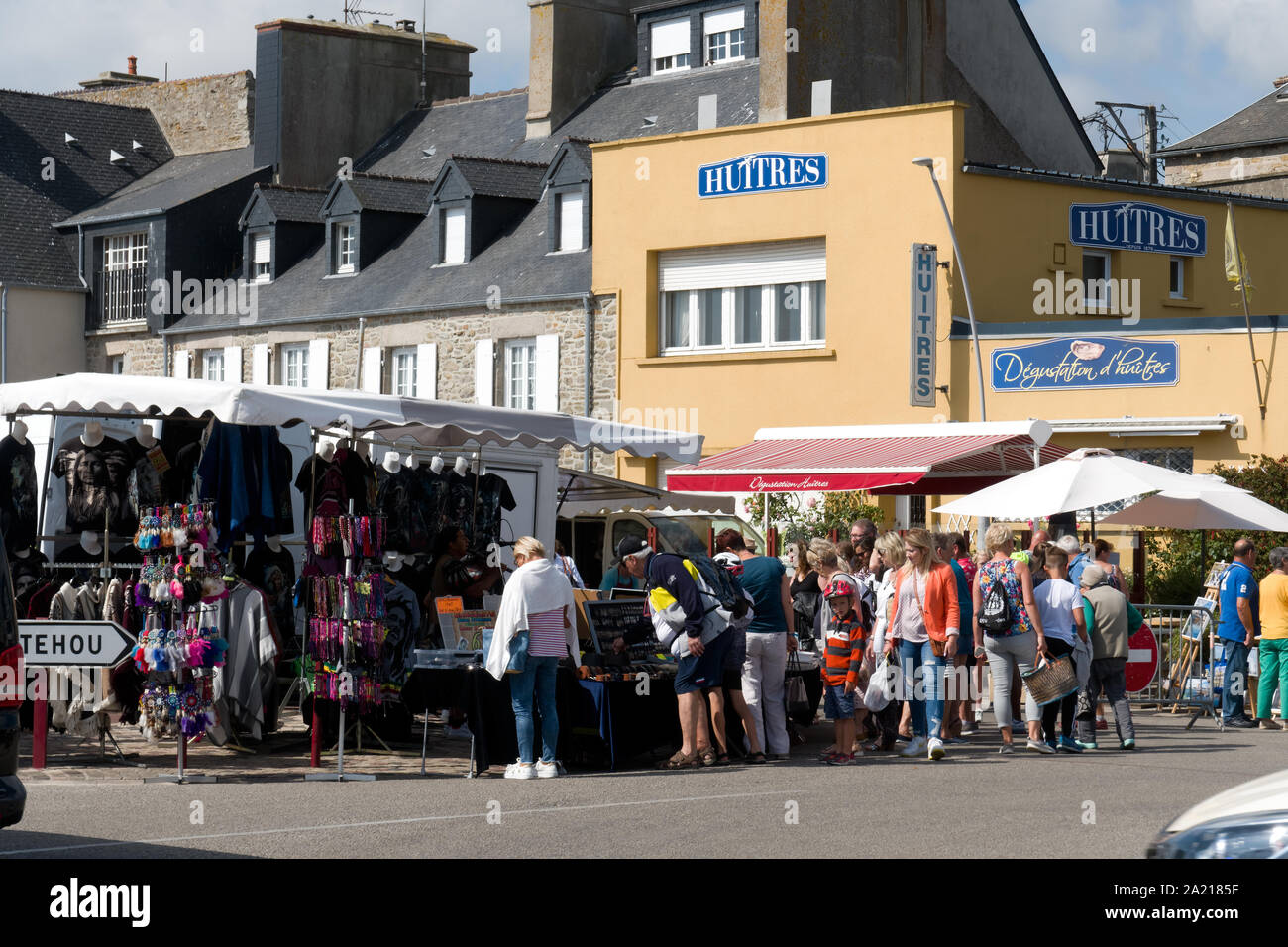 Mercado el sábado en San Vaast, Normandía, Francia Foto de stock