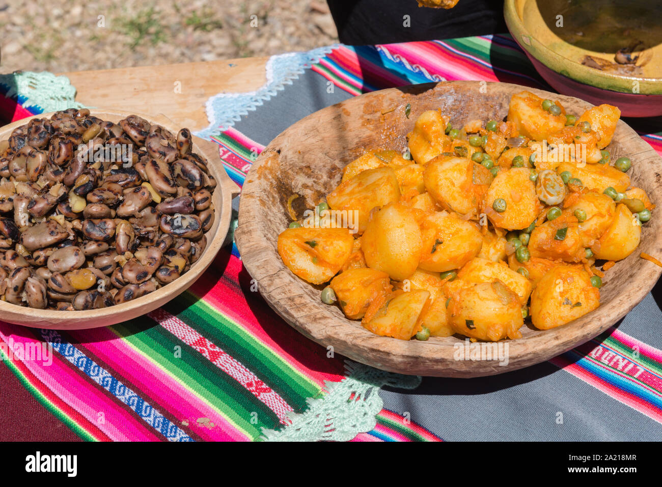 Almuerzo en el poblado indígena de Puka Puka cerca de Tarabuco, pueblo Quechua en sus trajes tradicionales, Sucre, América Latina Foto de stock