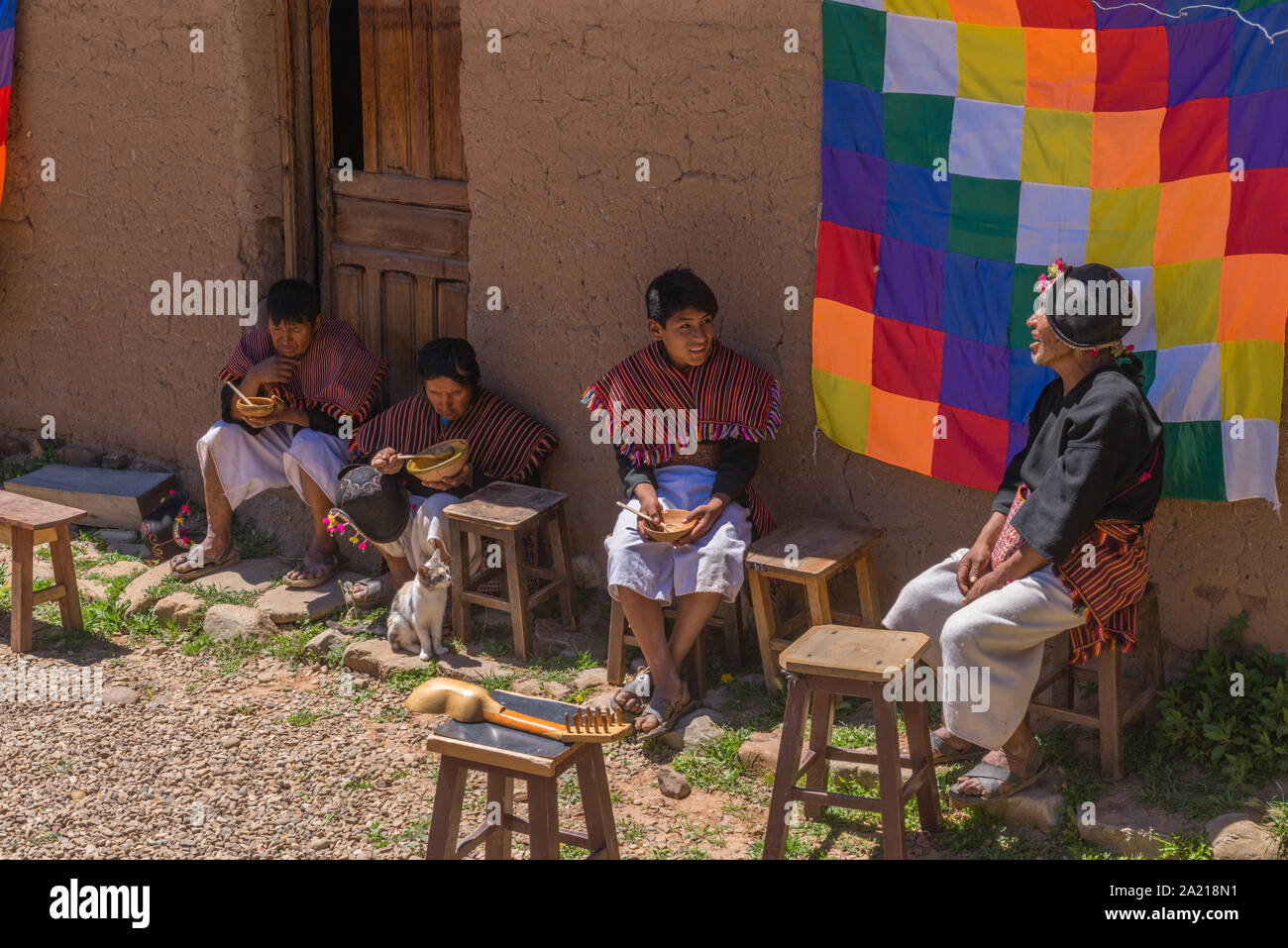 Un evento turístico en el pueblo indígena de Puka Puka cerca de Tarabuco, reunión indígena pueblo quechua, Sucre, Bolivia, América Latina Foto de stock