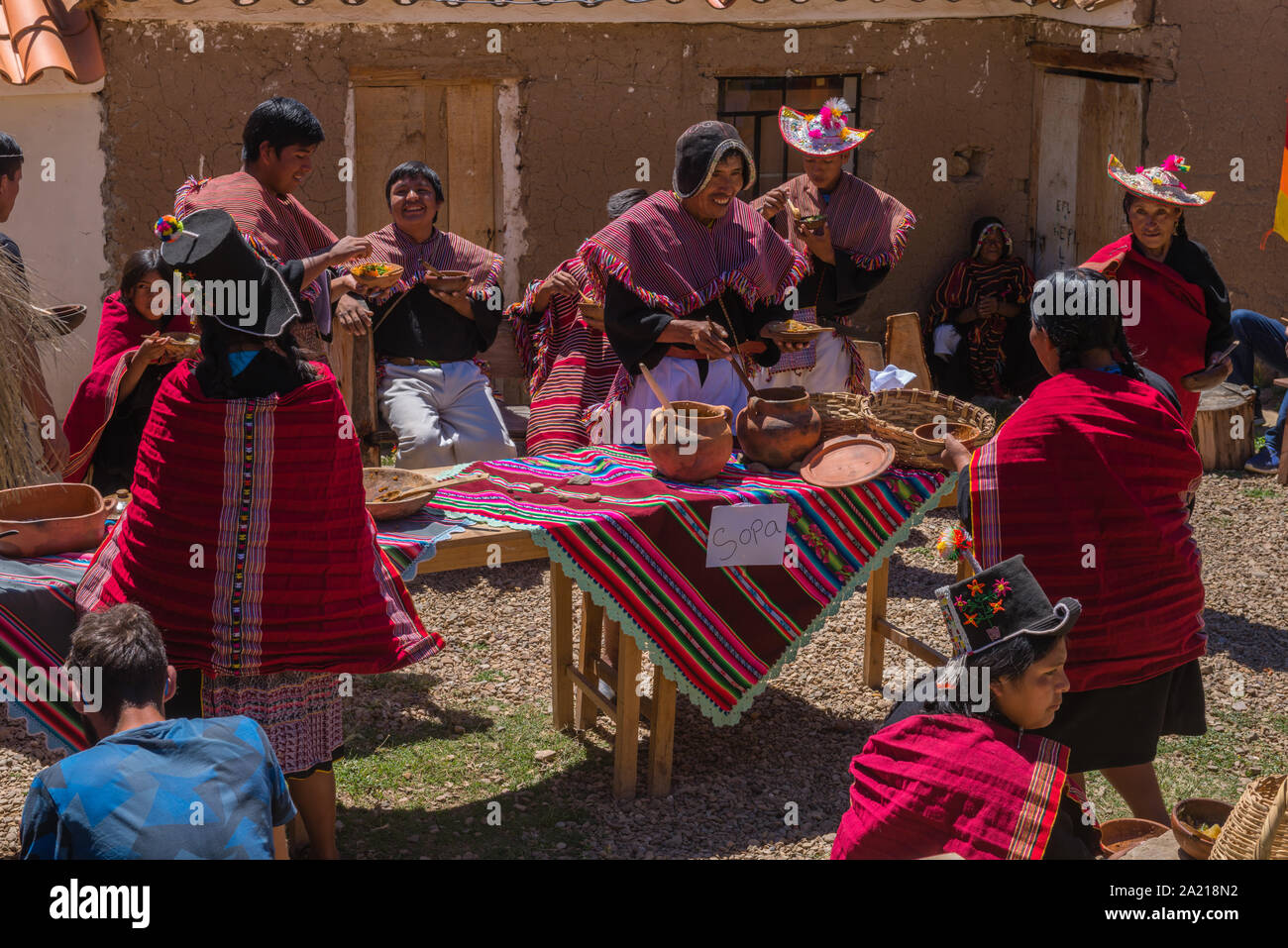 Un evento turístico en el pueblo indígena de Puka Puka cerca de Tarabuco, reunión indígena pueblo quechua, Sucre, Bolivia, América Latina Foto de stock