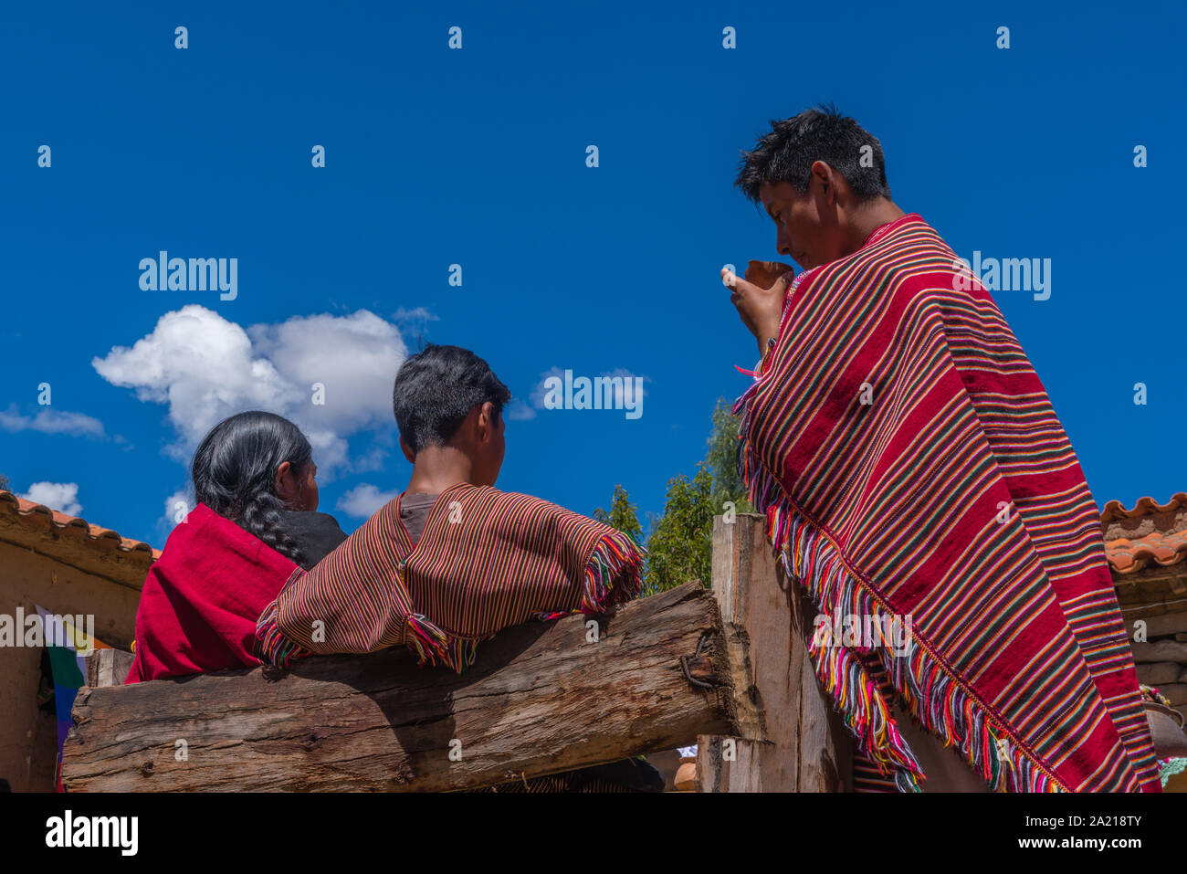 Puka Puka Festival en un pueblo cerca de Tarabuco, pueblo Quechua en sus trajes tradicionales, Sucre, América Latina Foto de stock