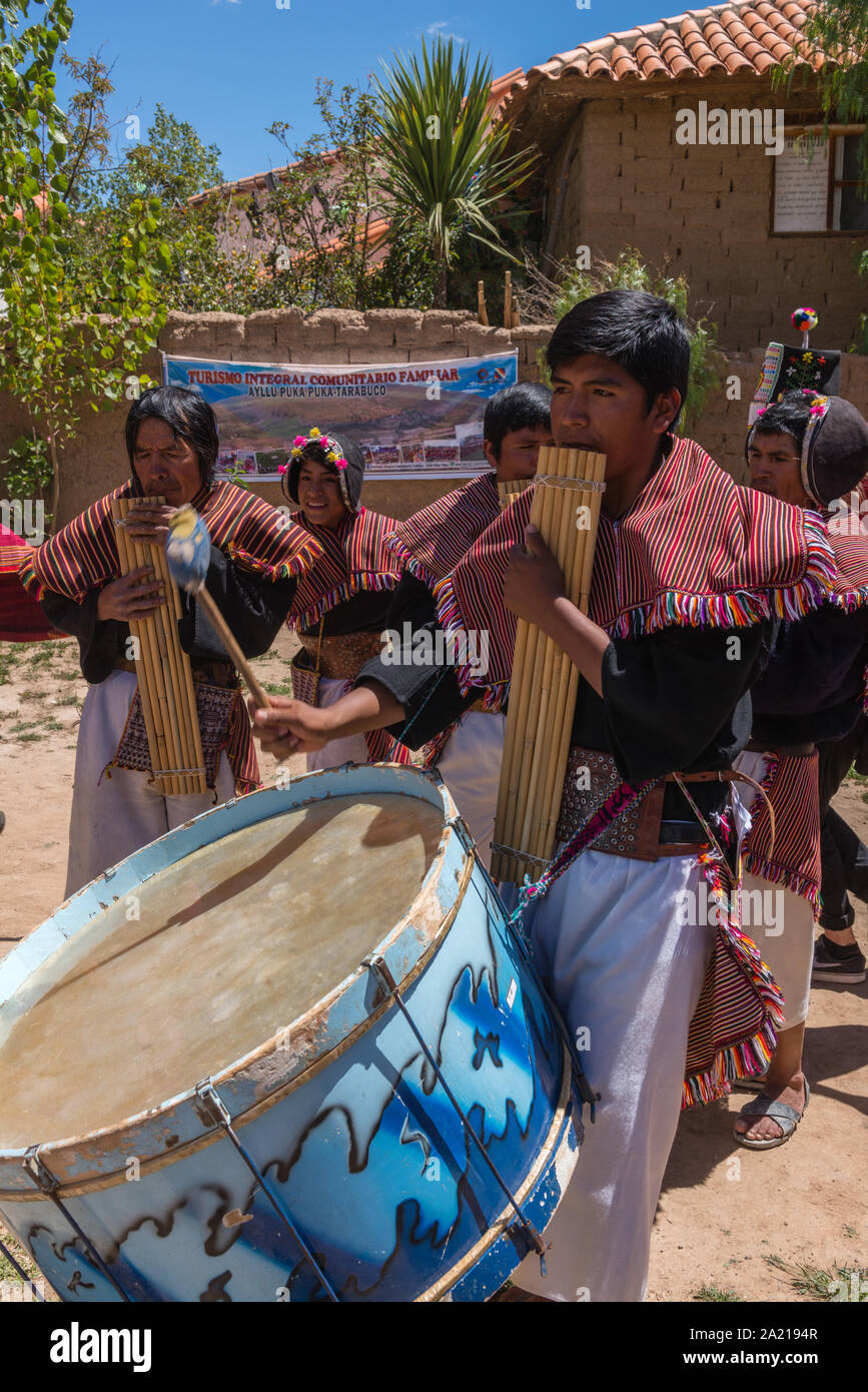 Indígenas tocando tambores fotografías e imágenes de alta resolución - Alamy