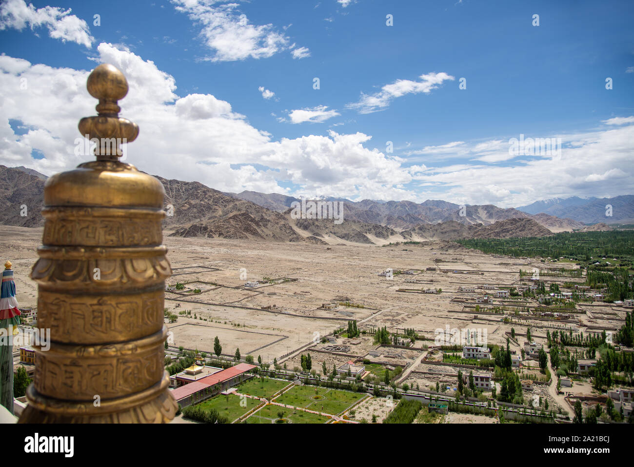 Ver en el valle del Indo de Thiksey monasterio en Ladakh, India Foto de stock