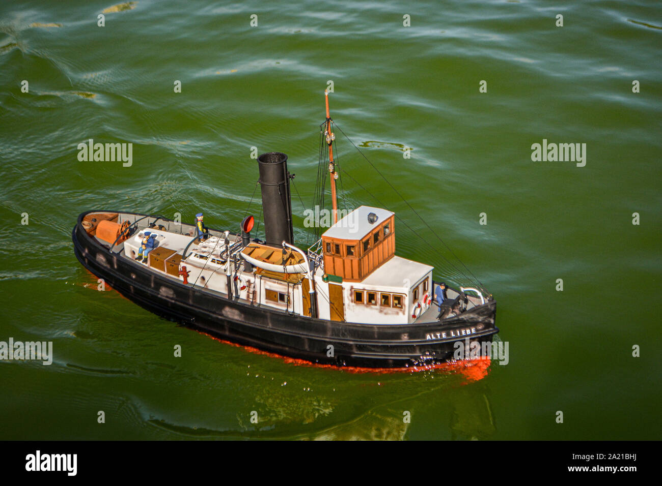 Buque,viejo juguete, steamboat nadar en el lago Foto de stock