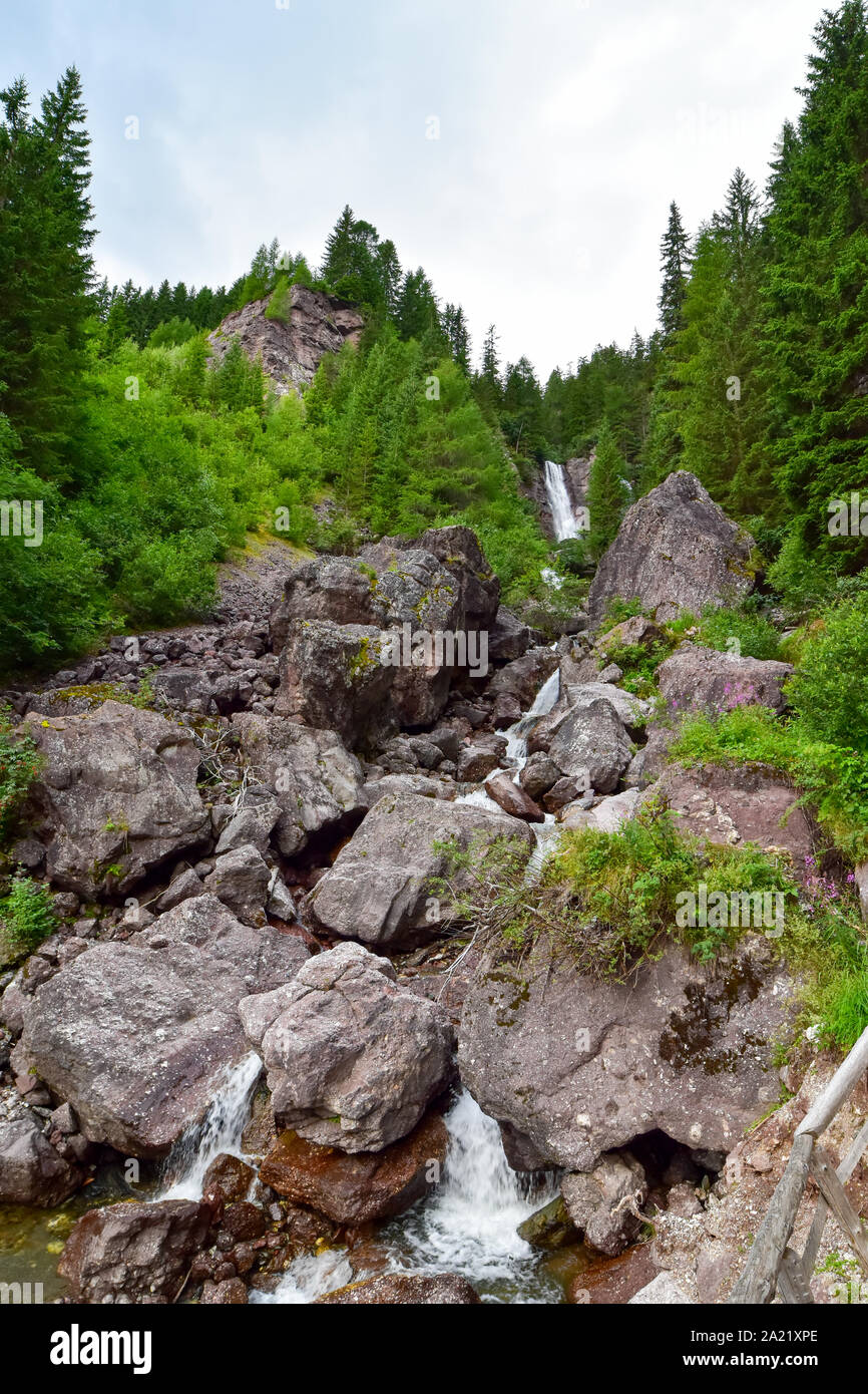 La Pissandolo cascada en el norte de Italia. Foto de stock