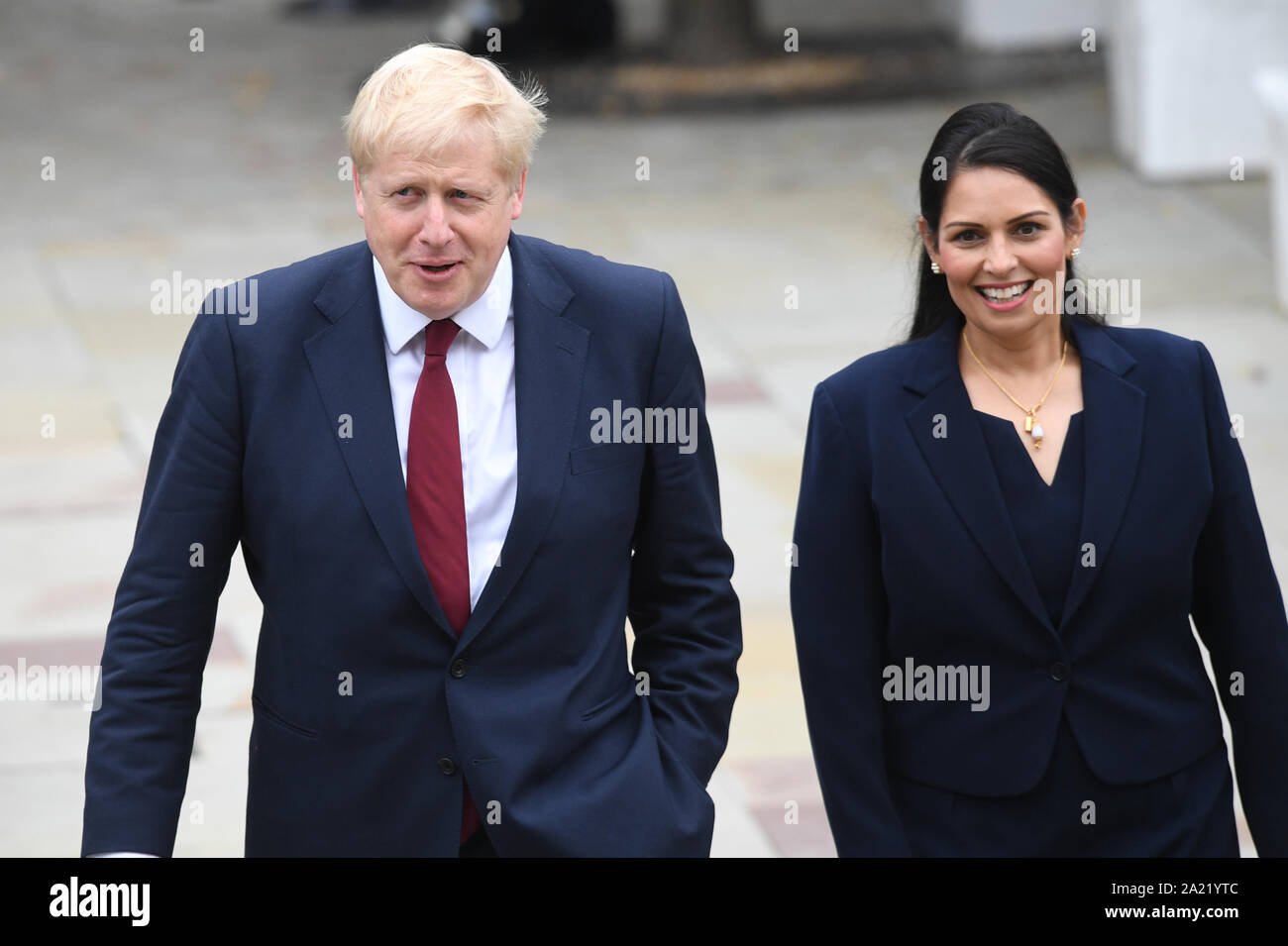 El Primer Ministro Boris Jonhson camina con el Secretario de Interior Priti Patel en la Conferencia del Partido Conservador en el centro de convenciones de Manchester. Foto de stock