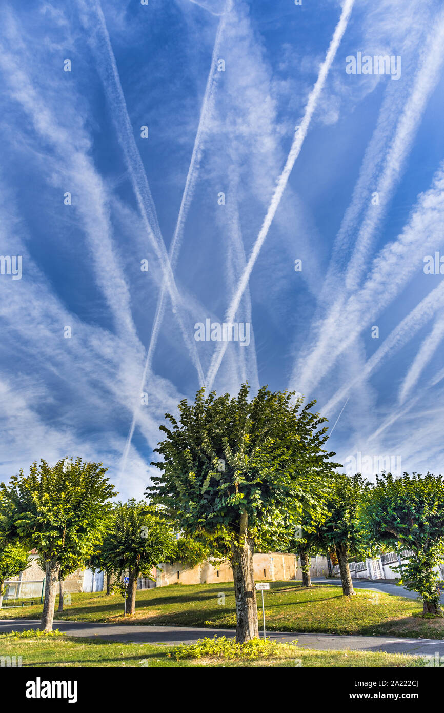 Varias estelas de condensación (o chemtrails) desde un avión de alta en el  cielo azul sobre la parte central de Francia Fotografía de stock - Alamy