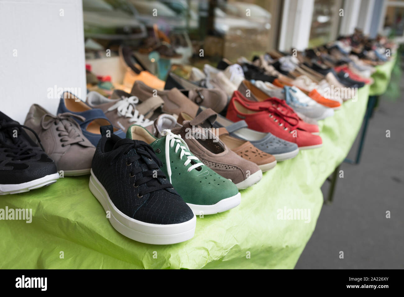 Los zapatos para la venta en una tienda en Alemania Fotografía de stock -  Alamy