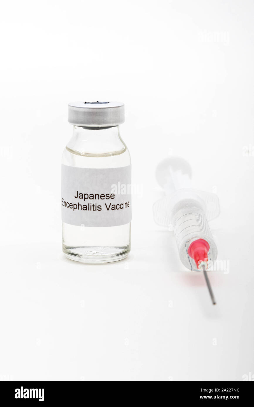 Concepto Médico médico mostrando un frasco médica leyendo la vacuna