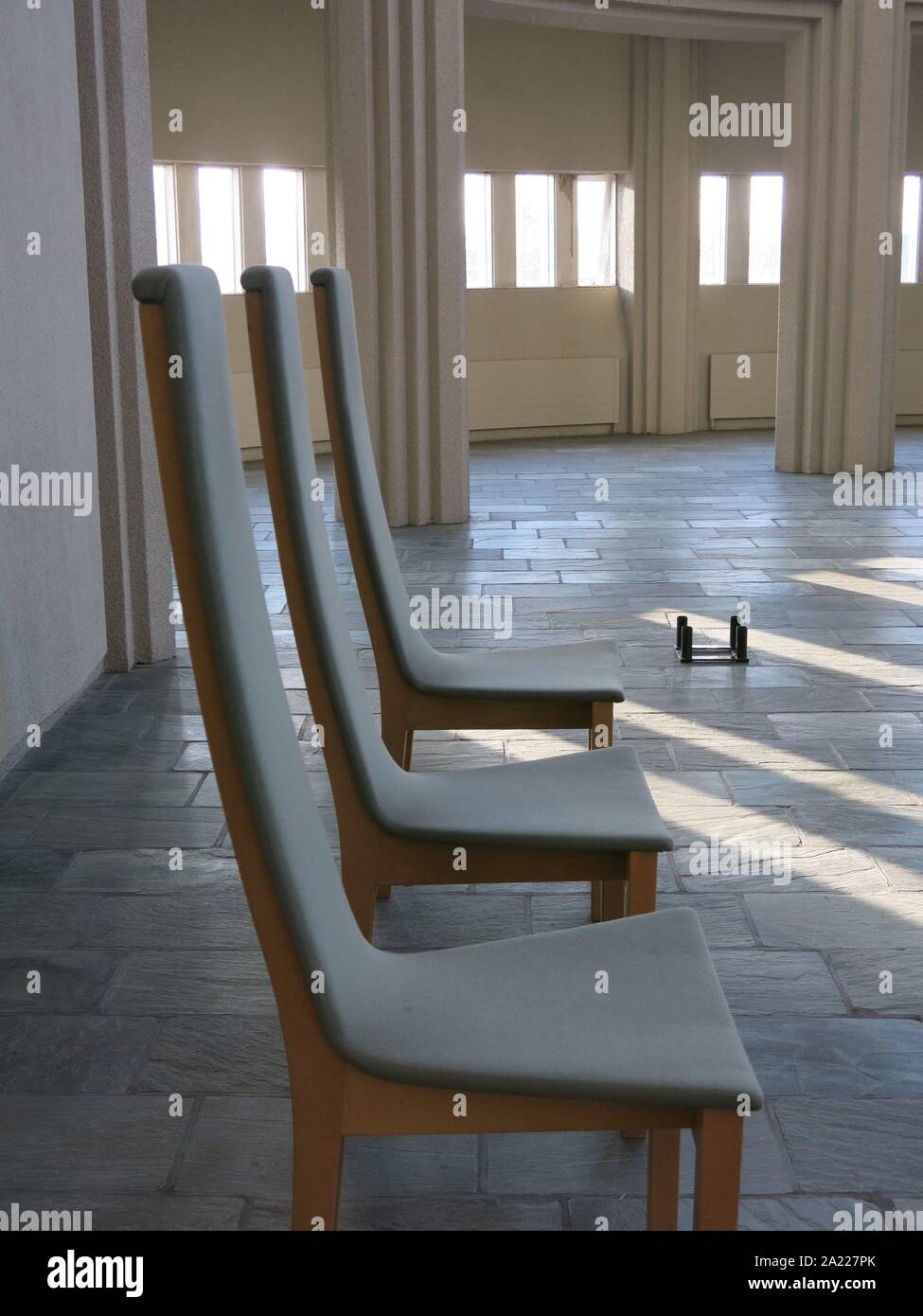 La luz del sol se filtra a través de los ventanales, junto a modernas  sillas dentro del Hallgrimskirkja, Iglesia Luterana, en un edificio  emblemático de Reykjavik Fotografía de stock - Alamy