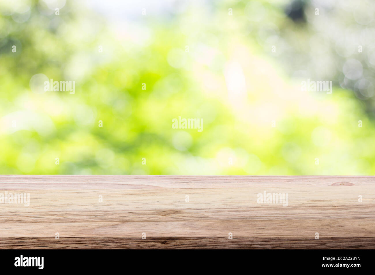 Sobre la mesa de madera verde bokeh de fondo brillante. Para el montaje, la presentación del producto o diseño diseño visual clave Foto de stock