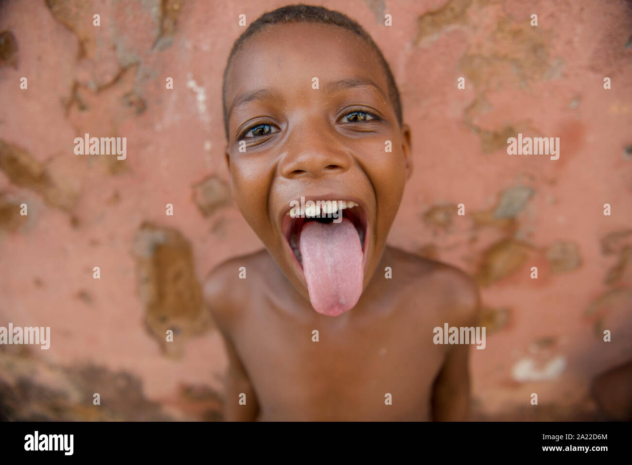 Chico afrobrasileña stick lengua fuera en el momento alegre Foto de stock