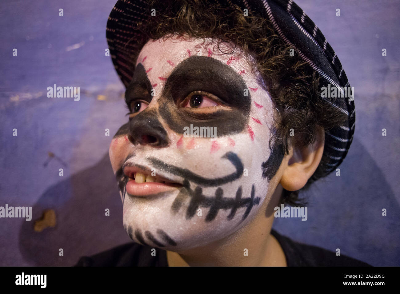 Niño con maquillaje de Halloween Foto de stock