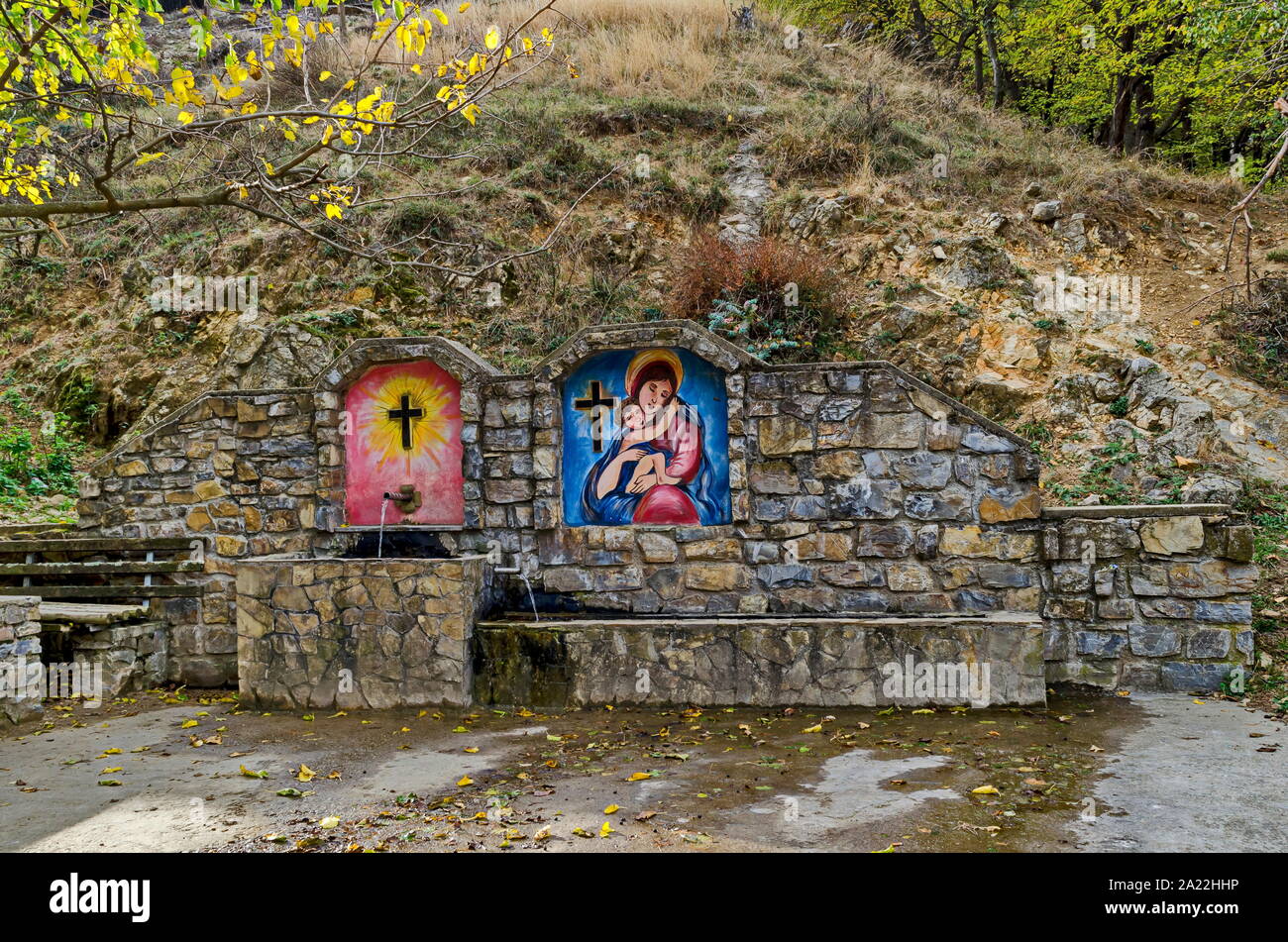 Chorro de agua fresca de fuente construida a partir de los cristianos en el cercano pueblo de montaña de los Balcanes, Bulgaria Maglizh Foto de stock