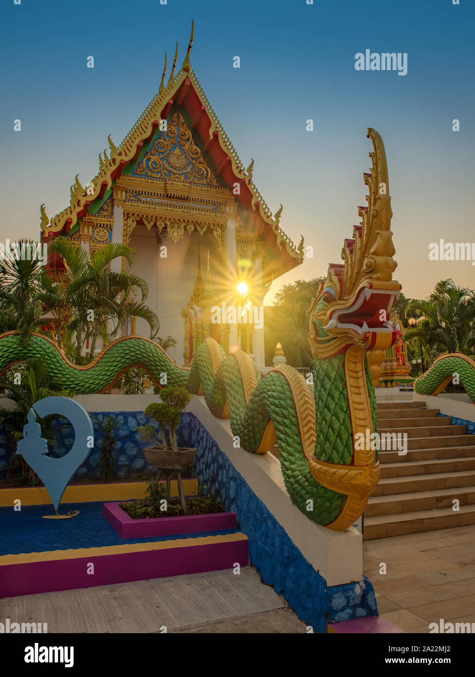 Wat Karon templo budista en la isla de Phuket, Tailandia. Mañana increíbles luces y brigt sol en esta colorida imagen. Foto de stock