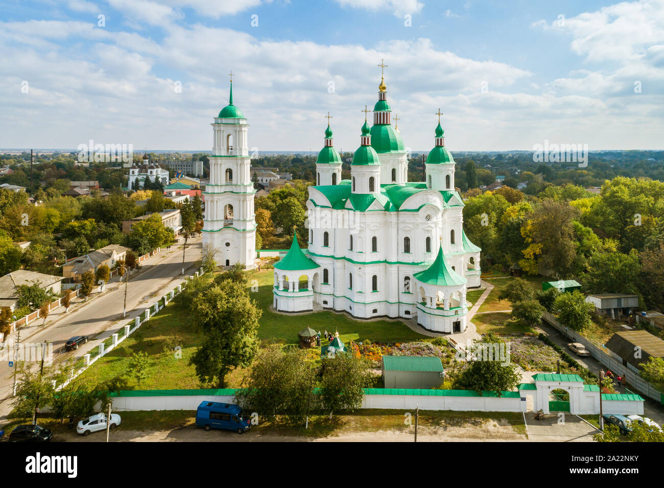 Vista aérea de la Catedral de la Natividad de la Santísima Madre de Dios en  la ciudad, región de Chernihiv Kozelets, Ucrania. Catedral construida en  ucraniano Bar Fotografía de stock - Alamy