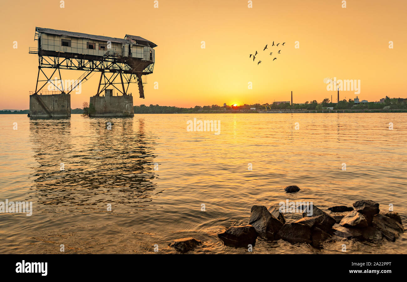 Cargador de carbón abandonada en el río Danubio, cerca de la ciudad de Esztergom Foto de stock
