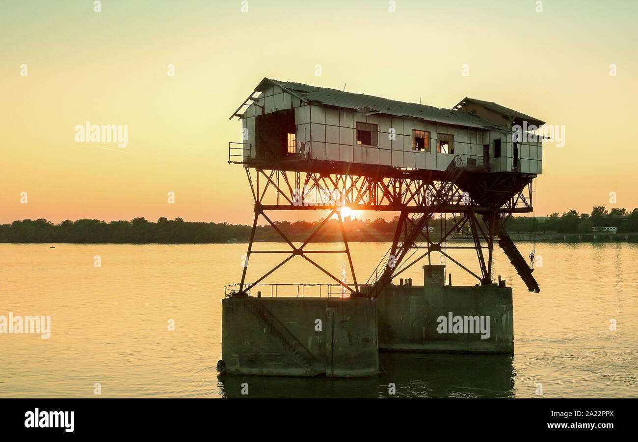 Cargador de carbón abandonada en el río Danubio, cerca de la ciudad de Esztergom Foto de stock