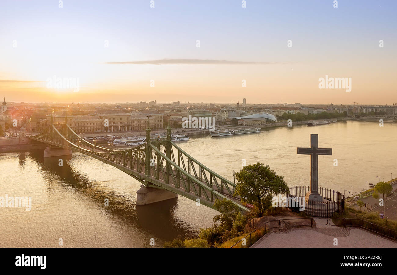 Impresionante foto aérea del Puente Liberty de Budapest. Increíbles luces de mañana. Foto de stock