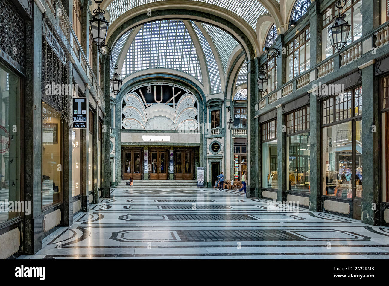 El cine Lux art deco en el interior del cielorraso de cristal hermoso arcade Galleria San Federico en Turín, Italia Foto de stock