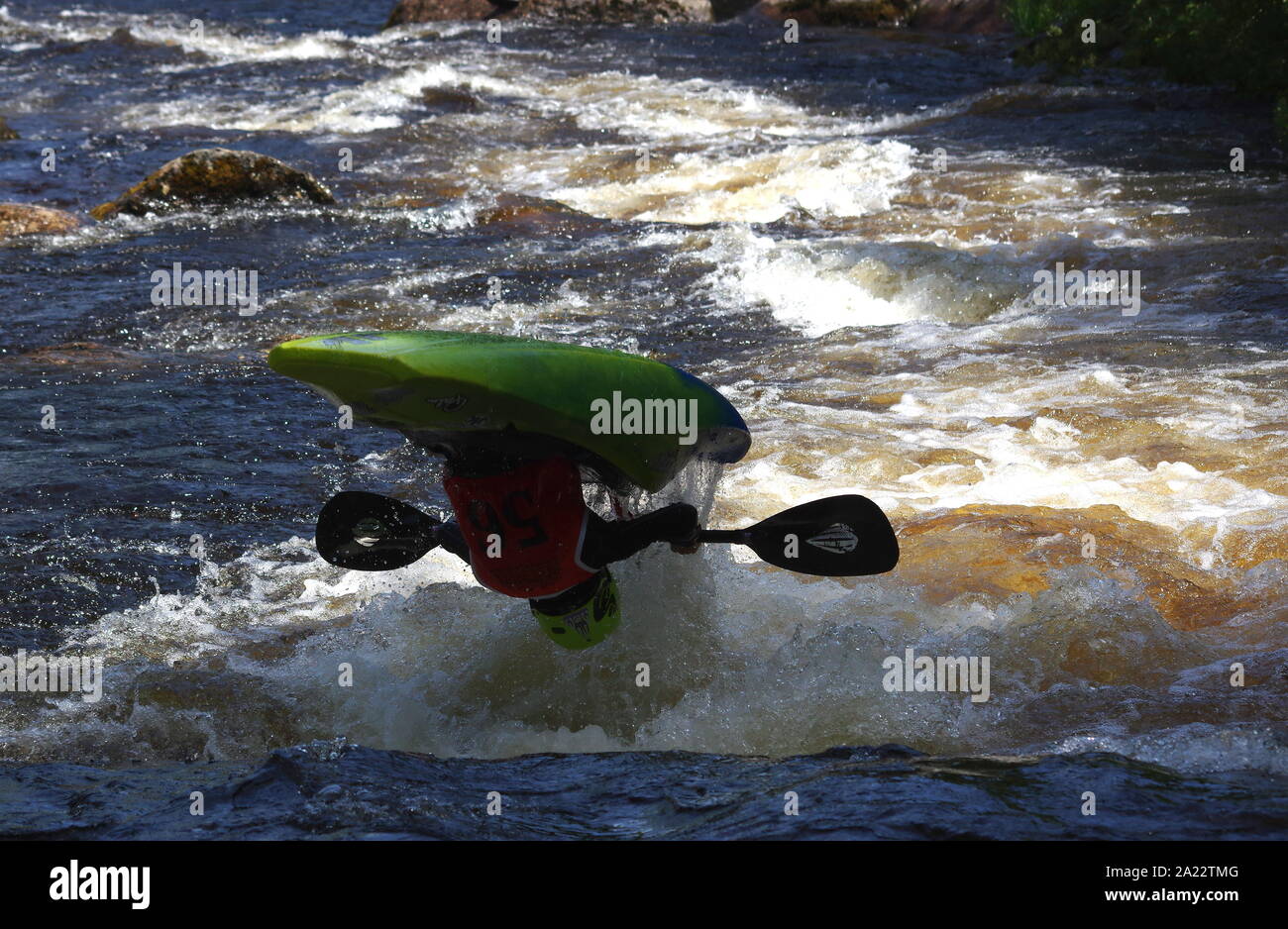 Whitewater playboater Foto de stock