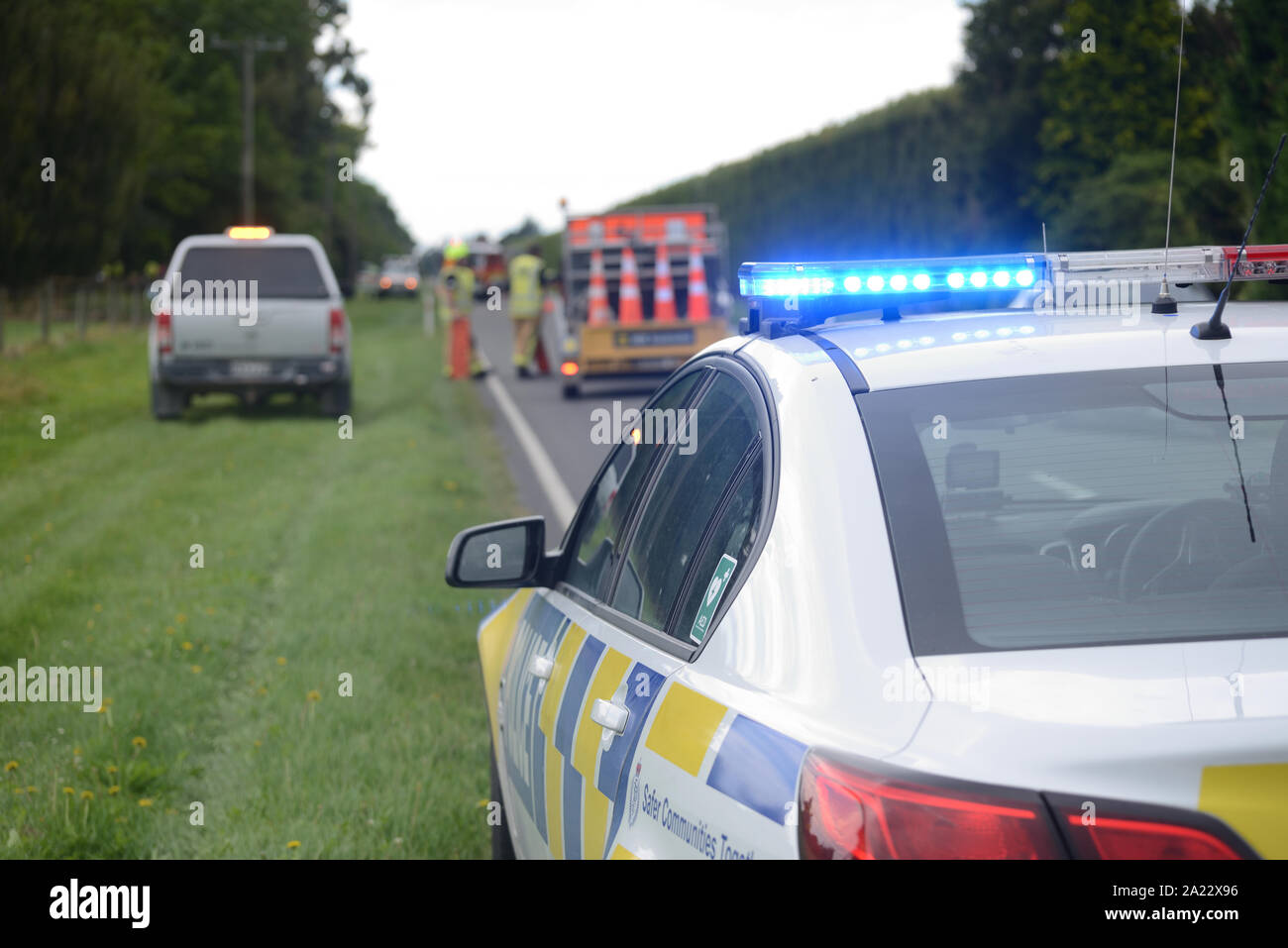 CHRISTCHURCH, Nueva Zelanda, 14 de diciembre de 2018: Un coche de la policía espera en la carretera cerca de un solo accidente de vehículo Foto de stock
