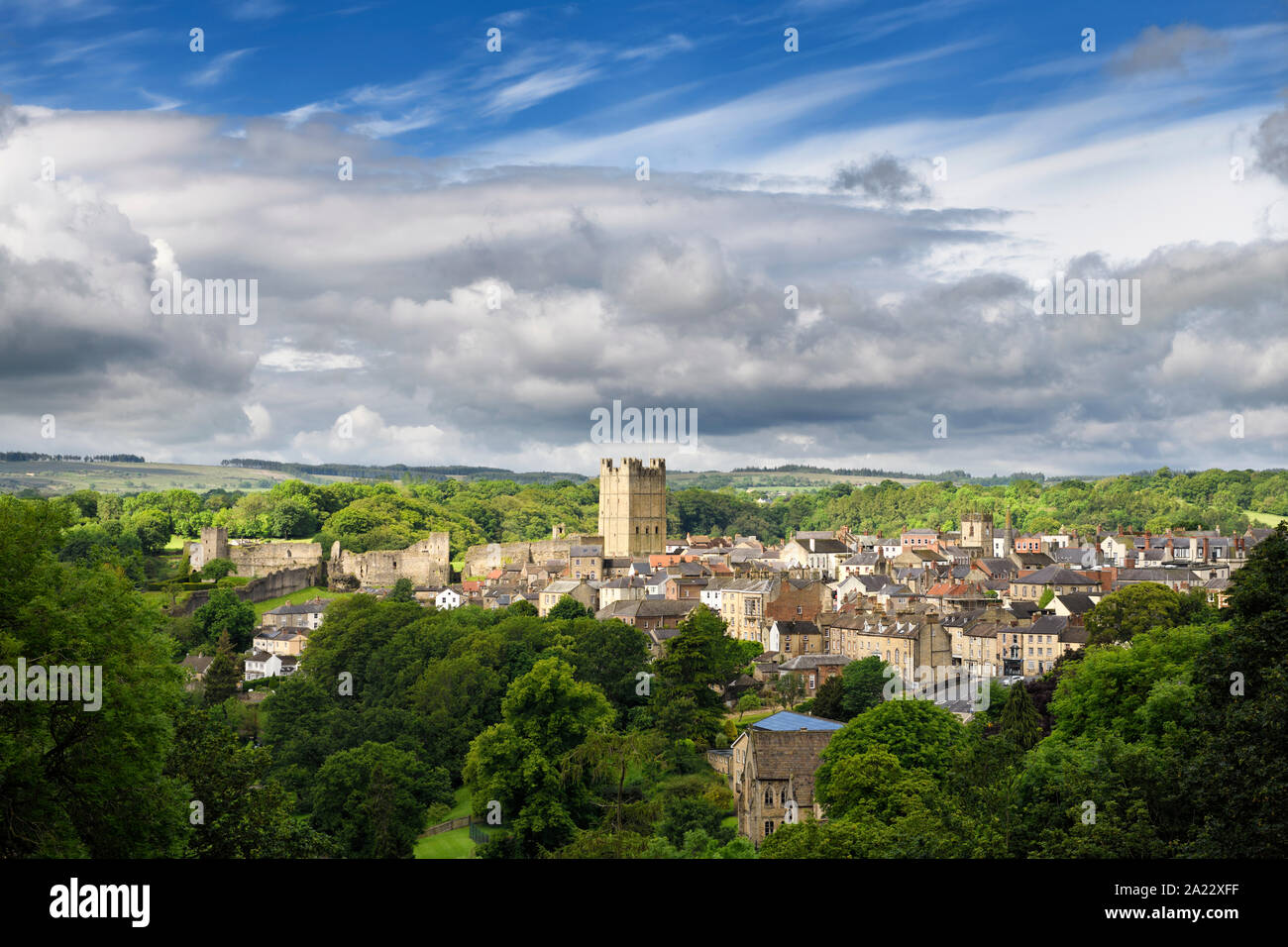 La histórica ciudad de Richmond en North Yorkshire, Inglaterra con Norman Richmond Castle en sol con cielo nublado Foto de stock