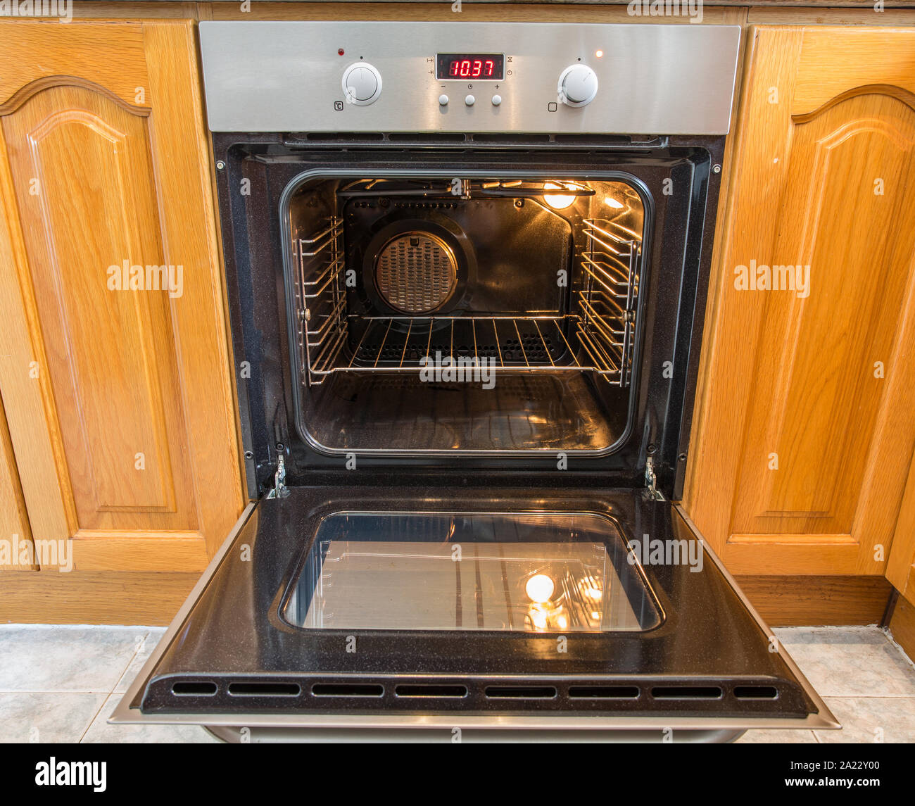 Abrir el horno con ventilación de aire caliente Fotografía de stock - Alamy